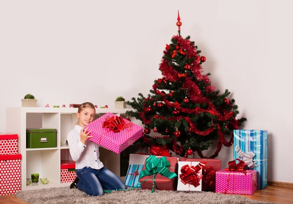 Niños felices con regalo de Navidad —  Fotos de Stock