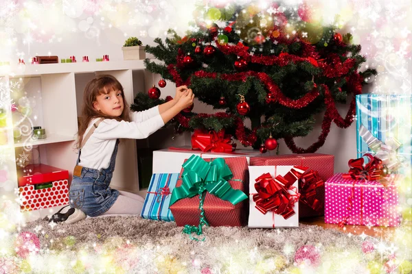 Barn med deras julklappar — Stockfoto