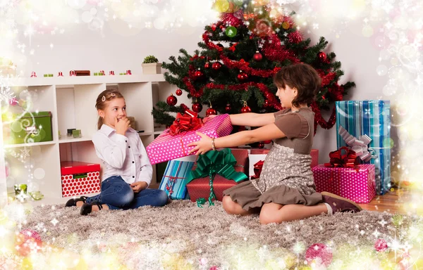 Crianças com seus presentes de Natal — Fotografia de Stock