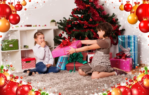 Niños con sus regalos de Navidad —  Fotos de Stock
