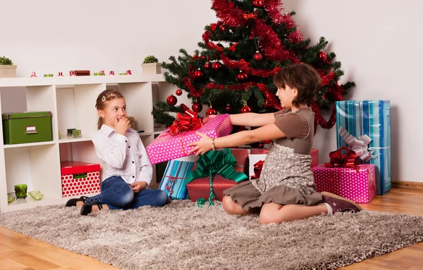 Gelukkige jonge geitjes met kerstcadeau — Stockfoto