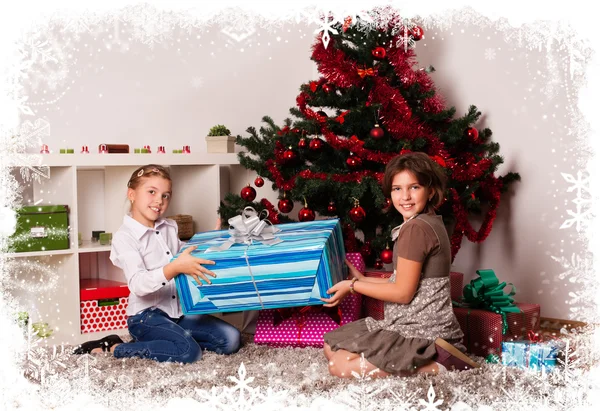Діти з різдвяними подарунками — стокове фото