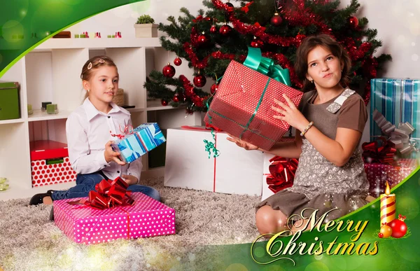 Crianças com seus presentes de Natal — Fotografia de Stock