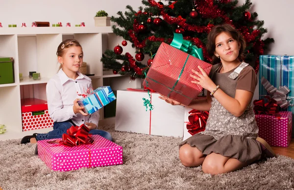 Niños felices con regalo de Navidad —  Fotos de Stock