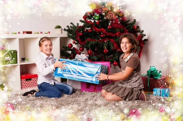 Niños con sus regalos de Navidad —  Fotos de Stock