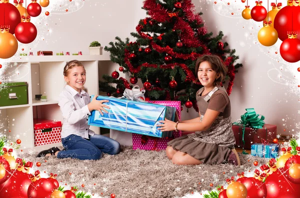 Crianças com seus presentes de Natal — Fotografia de Stock