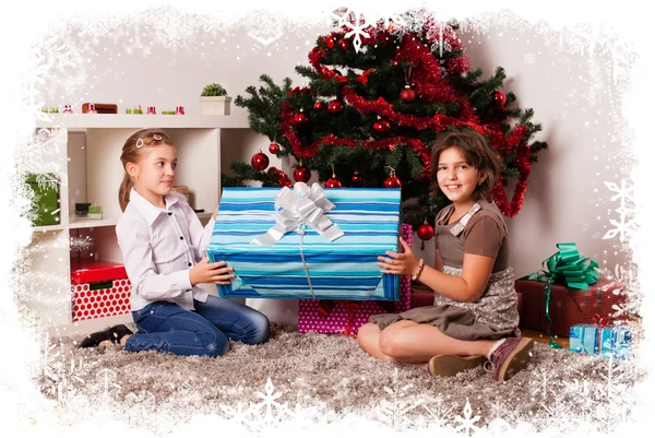 Noel hediyelerini çocuklarla