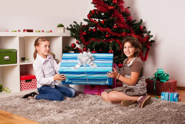 Счастливые дети с рождественским подарком — стоковое фото
