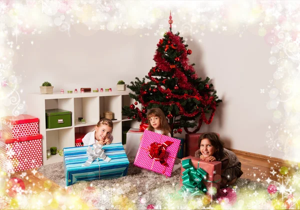 Діти з різдвяними подарунками — стокове фото