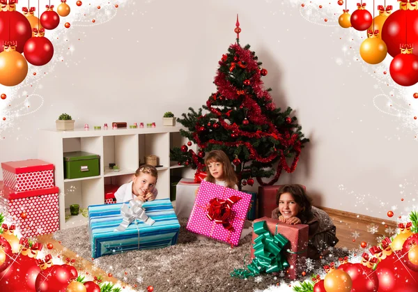 Dzieci z ich prezenty — Zdjęcie stockowe