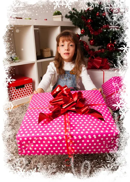 Les enfants avec leurs cadeaux de Noël — Photo