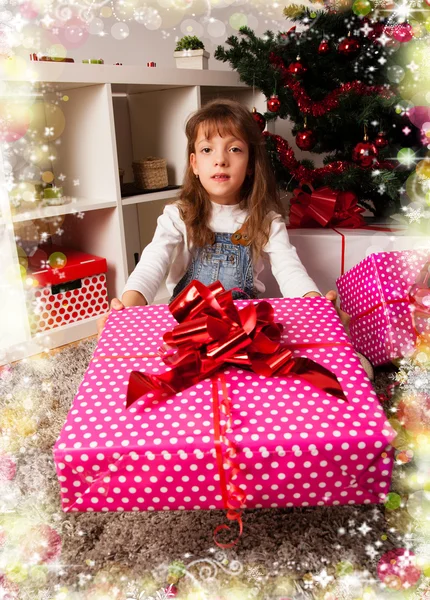 Les enfants avec leurs cadeaux de Noël — Photo