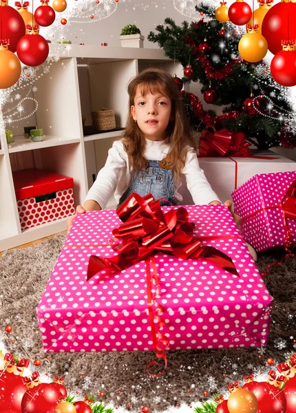 Les enfants avec leurs cadeaux de Noël — Photo