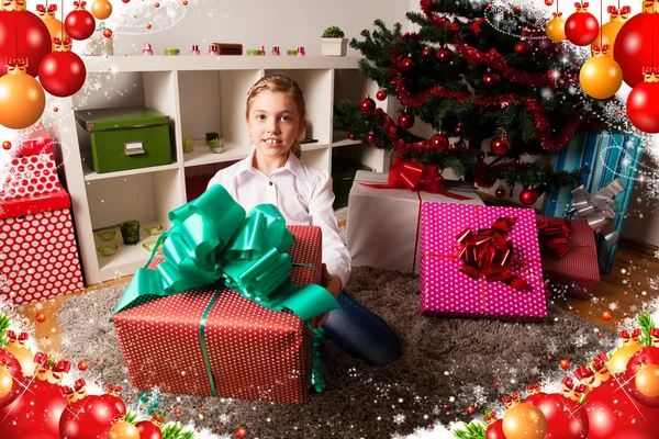 Bambini con i loro regali di Natale — Foto Stock