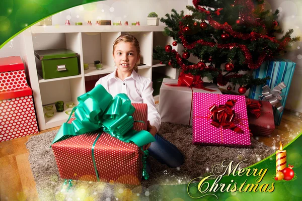 Barn med deras julklappar — Stockfoto