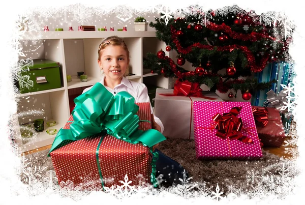 Jonge geitjes met hun Kerstcadeaus — Stockfoto