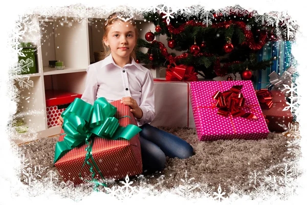 Les enfants avec leurs cadeaux de Noël — Photo