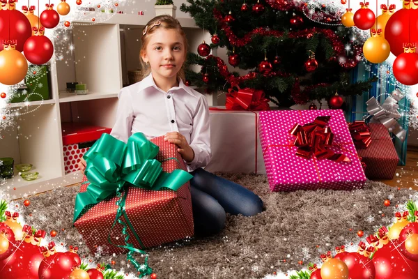 Kinder mit ihren Weihnachtsgeschenken — Stockfoto