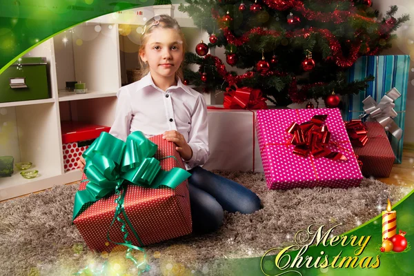 Kinder mit ihren Weihnachtsgeschenken — Stockfoto