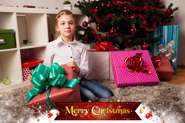 Niños con sus regalos de Navidad — Foto de Stock