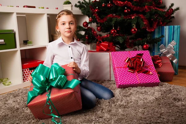 Gelukkige jonge geitjes met kerstcadeau — Stockfoto