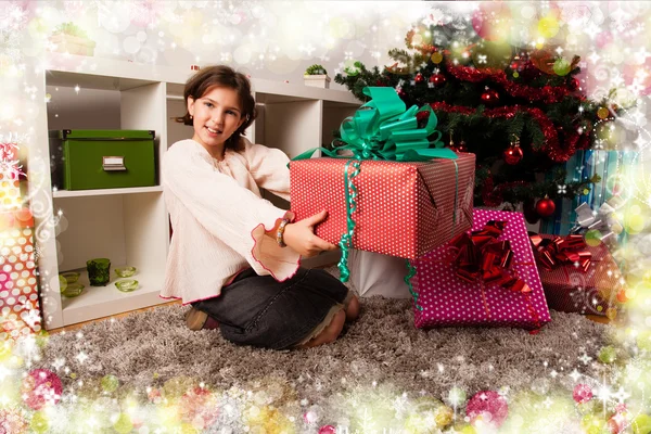 Crianças com seus presentes de Natal — Fotografia de Stock