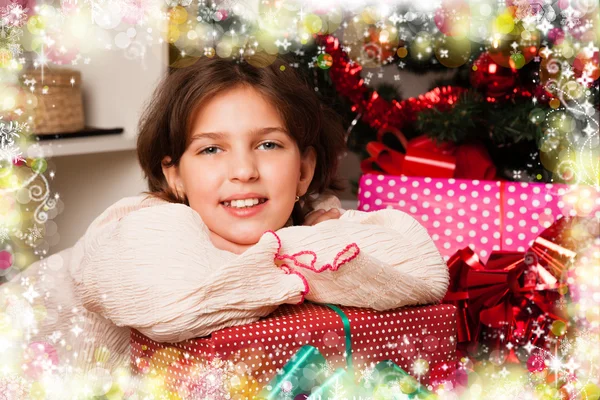 Niños con sus regalos de Navidad — Foto de Stock