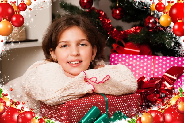 Niños con sus regalos de Navidad — Foto de Stock