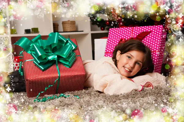 Niños con sus regalos de Navidad —  Fotos de Stock