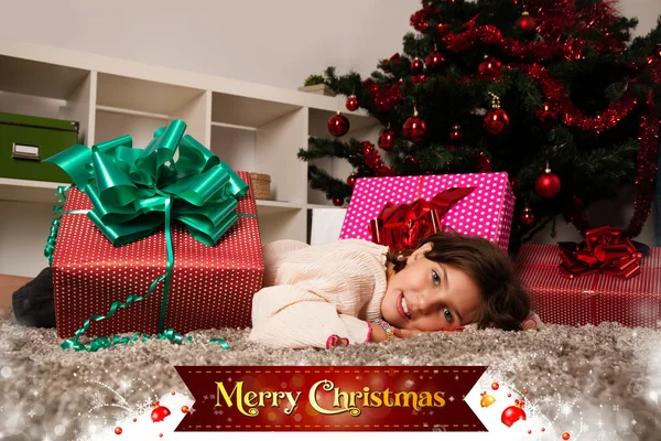 Kinder mit ihren Weihnachtsgeschenken — Stockfoto