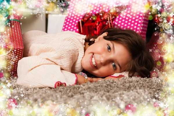 Niños con sus regalos de Navidad — Foto de Stock