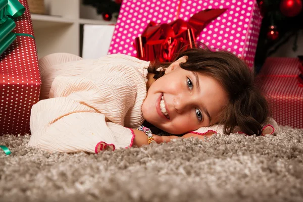 Niños felices con regalo de Navidad — Foto de Stock