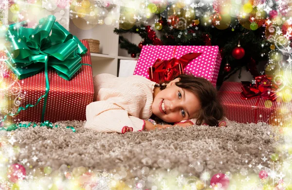 Niños con sus regalos de Navidad — Foto de Stock