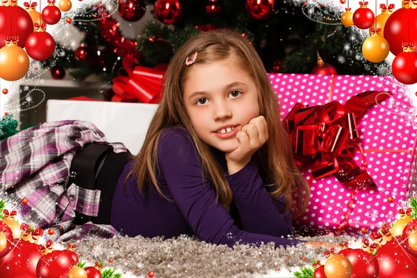 Noel hediyelerini çocuklarla — Stok fotoğraf
