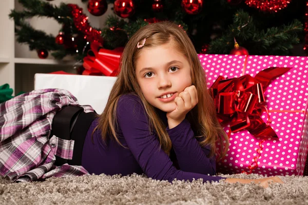 Happy kids with christmas present — Stock Photo, Image