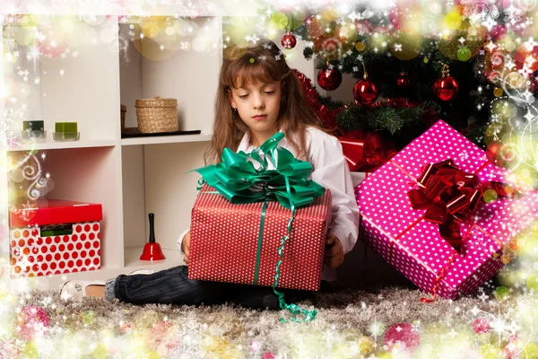 Les enfants avec leurs cadeaux de Noël — Photo