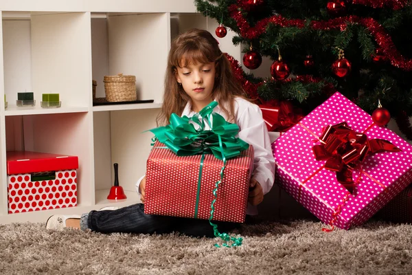 Happy kids with christmas present — Stock Photo, Image