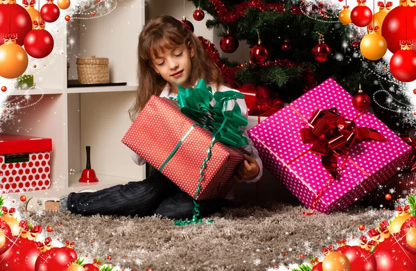 Les enfants avec leurs cadeaux de Noël — Photo