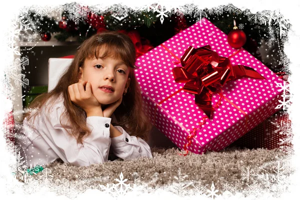 Jonge geitjes met hun Kerstcadeaus — Stockfoto