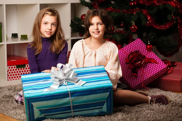 Glada barn med julklapp — Stockfoto