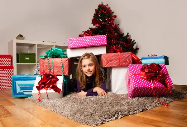 Happy kids with christmas present — Stock Photo, Image