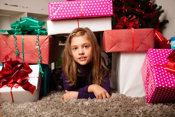 Glückliche Kinder mit Weihnachtsgeschenk — Stockfoto