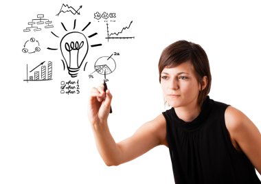 genç iş kadını ampul ile çeşitli diyagramlar çizim bir