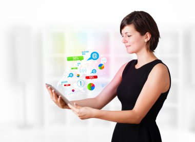 genç bir kadın arıyor modern tablet renkli teknoloji ile ben