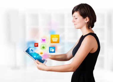 Modern tablet vasıl ile renkli simgeler arayan genç bir kadın