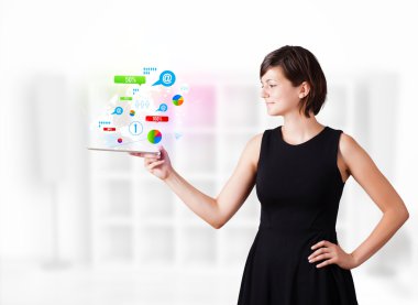 genç bir kadın arıyor modern tablet renkli teknoloji ile ben