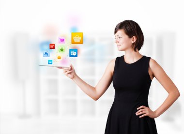 Modern tablet vasıl ile renkli simgeler arayan genç bir kadın