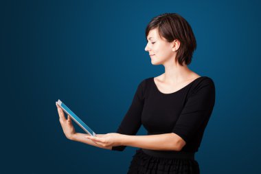 Modern tablet vasıl arayan genç bir kadın