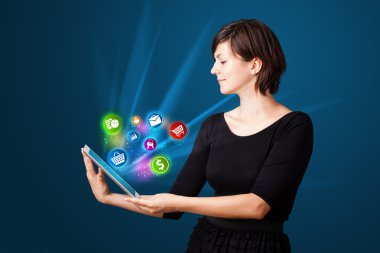 genç kadın modern tablet arka ışıklar ve va arıyor