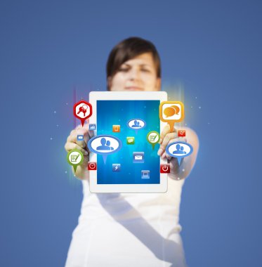 genç kadın modern tablet ile soyut seyir ışıkları ve böylece